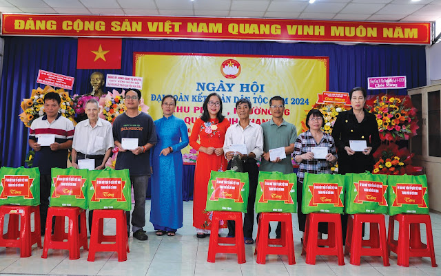 Đồng chí Hoàng Mai Quỳnh Hoa, UVTT,  Trưởng Ban Tuyên giáo - Đối ngoại, Ủy ban MTTQ Việt Nam TPHCM  trao quà các hộ khó khăn tại khu phố 2, Phường 26.
