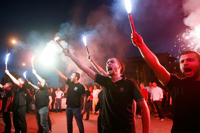 Guardian: Το σχέδιο για πραξικόπημα επί Παπανδρέου και η άνοδος της Χρυσής Αυγής