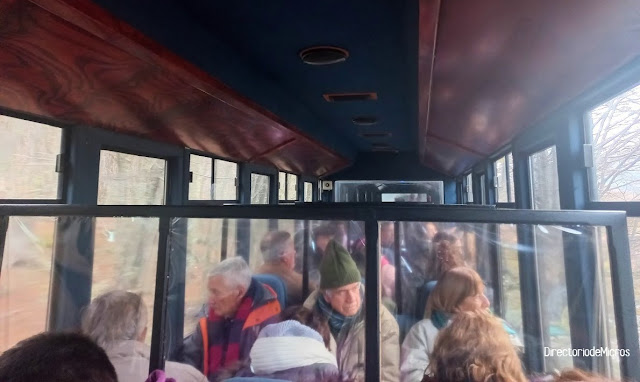 asientos en vagones de clase turista en el Tren del Fin del Mundo