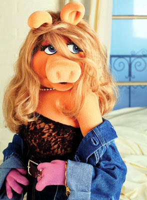 Miss Piggy in red carpet pose