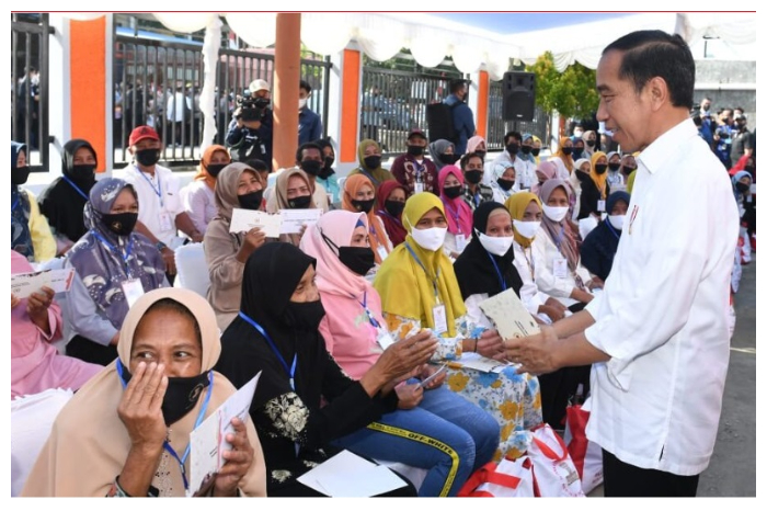 Presiden Jokowi Tinjau Penyaluran Bantuan Pemerintah di Kota Baubau Sulawesi Tenggara