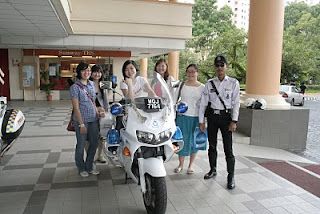 Students meeting a friendly cop at the Police Booth of the workshop 