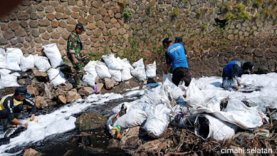 Satgas Subsektor 21-13 Cimahi Selatan Angkat 3 Ton Sampah di Sungai Cisangkan