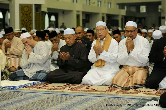 12 Keping Gambar Tuanku Sultan Kelantan Program Solat Terawih