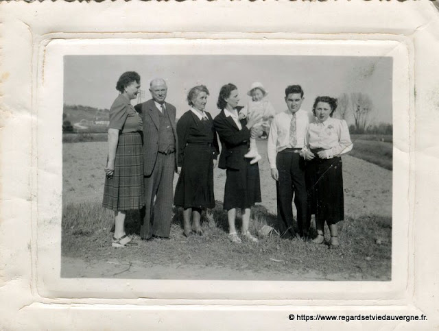 Photo noir et blanc ancienne :  en famille