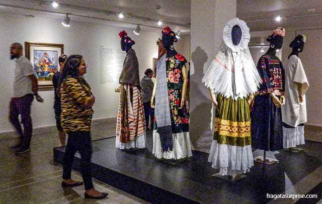 Trajes típicos mexicanos usados por Frida Kahlo na exposição Conexões entre Mulheres Surrealistas no México, Caixa Cultural, Brasília