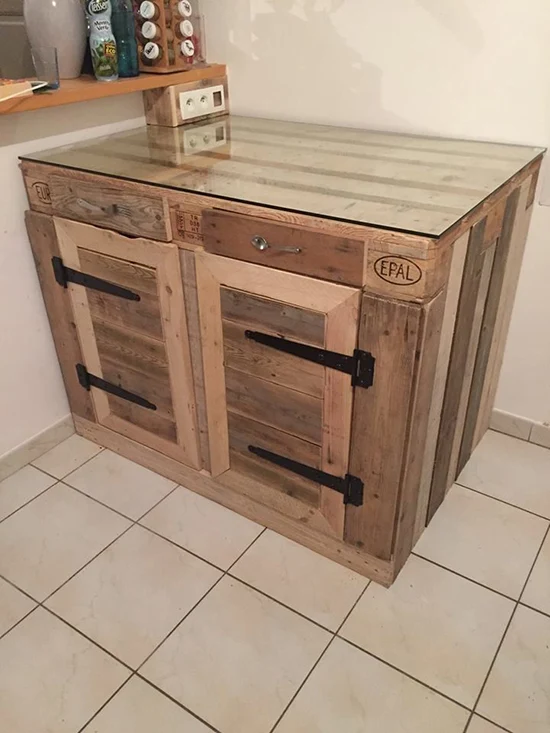 Lemari kabinet unik dari kayu palet bekas