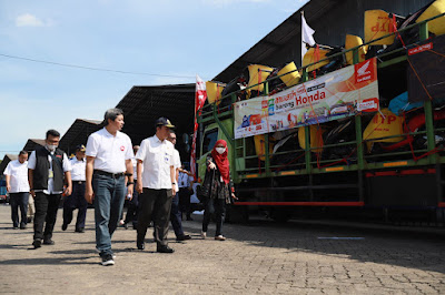 (Kiri-kanan): Direktur Sarana Transportasi Jalan Kementerian Perhubungan RI Danto Restyawan, President Director AHM Susumu Mitsuishi, dan Executive Vice President Director AHM Thomas Wijaya mengantarkan 1.409 pemudik menuju kampung halaman menggunakan 32 bus melalui program Mudik Bareng Honda 2023 pada Rabu (19/4/2023).