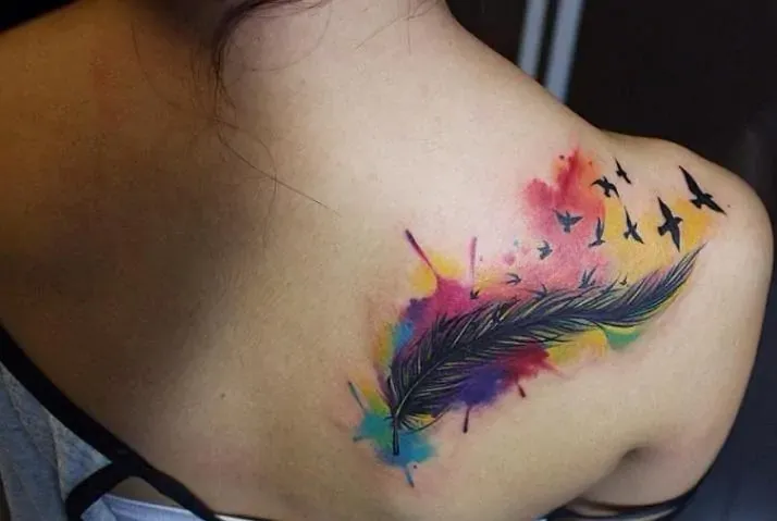 Vemos imagen de un precioso tatuaje de acuarela para mujer