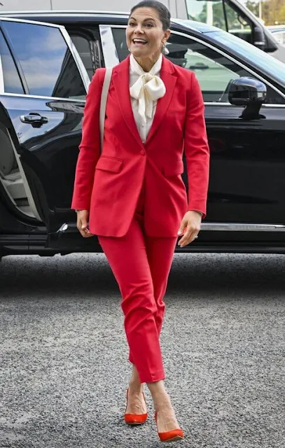 Crown Princess Victoria wore a Frida red blazer and red trousers by Lexington Company. Cravingfor Jewellery baroque pearl gold earrings