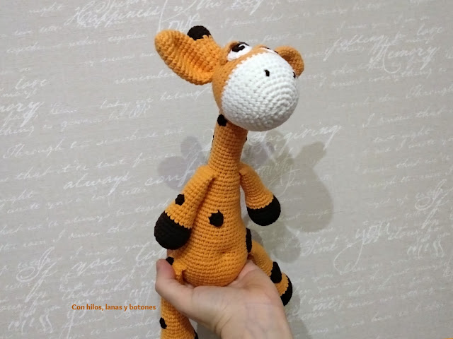 Con hilos, lanas y botones: Greta jirafa amigurumi (patrón Cucapuntoes)