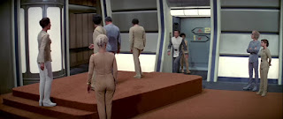 Rhaandarita cual delegado de 8 de EGB en la fila de delante mientras entra el profe Tiberius Kirk - Star Trek La Película
