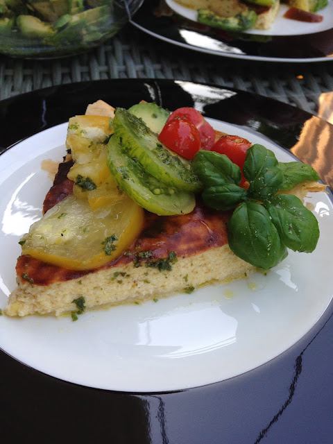 Ricotta-Parmesan-Tarte, Tomaten-Avocado-Salat