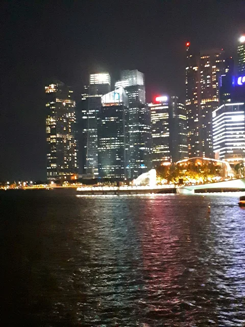 Marina Bay Sands Singapore Kalau Malam Keren Banget
