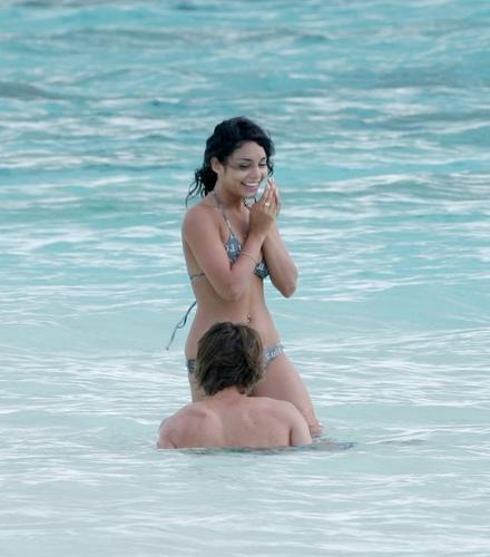 Zac efron Vanessa hudgens beach pics