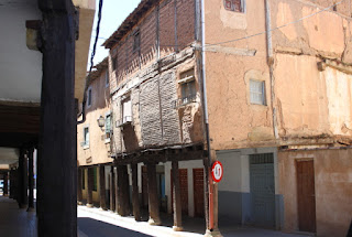 Arquitectura popular, en Berlanga de Duero, Soria, España, soportales, vigas, madera, columnas, pueblo, Castilla, 