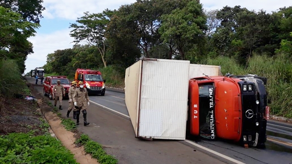 FORMOSA: Colisão frontal envolvendo caminhão e carro deixa seis feridos na BR-020
