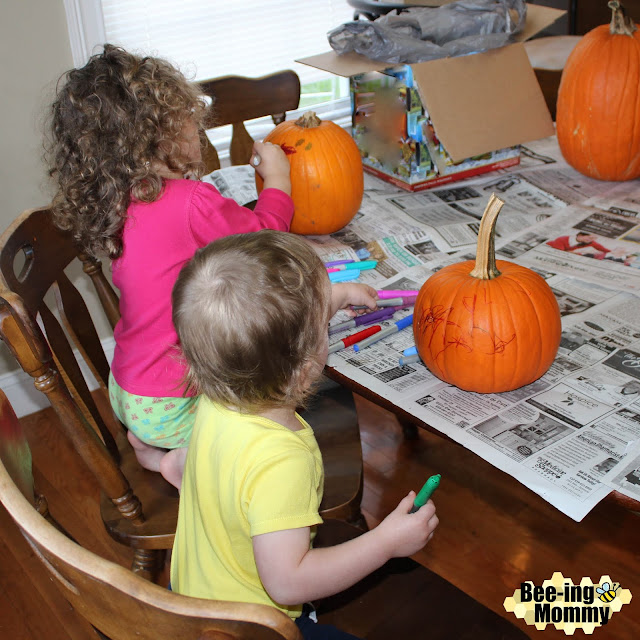Toddler Pumpkin Decorating, Pumpkin Decorating, toddler pumpkin ideas, Sharpie Pumpkins, Halloween, Pumpkin Carving for kids, pumpkin carving for toddlers, pumpkin carving alternative, painting pumpkins