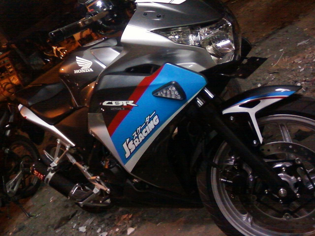 GAMBAR FOTO Cutting sticker cbr 250  Oto Trendz