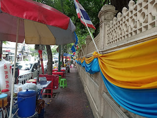 Street vendors in front of a government building