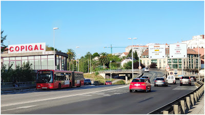 El bus articulado de la línea 1-A cruzando el Puente Pasaje