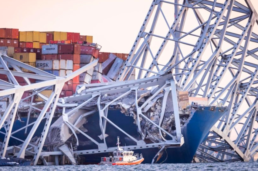 A ponte Francis Scott Key desabou parcialmente depois que um navio de carga colidiu com ela em Baltimore, Maryland, nesta terça-feira (26) | Foto: EFE/EPA/JIM LO SCALZO