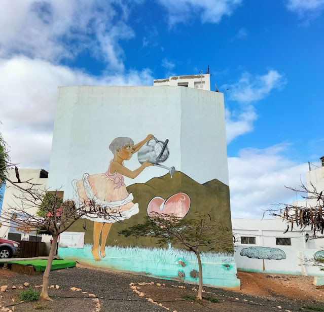 murale donna fiori Puerto del Rosario