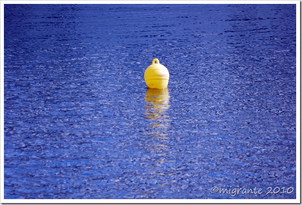 un punto amarillo en la bahía