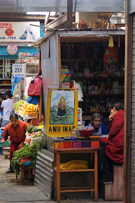 Cajamarca - Sur le marché une vendeuse de peinture