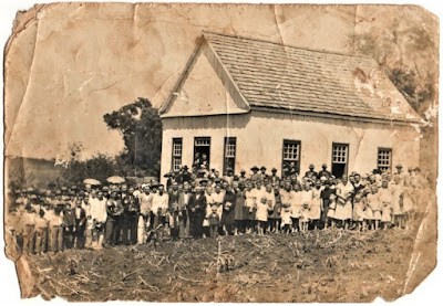 Comunidade rural do Rio Grande do Sul (circa 1950): fotografia de autor desconhecido pertencente ao acervo da Família Mantei.