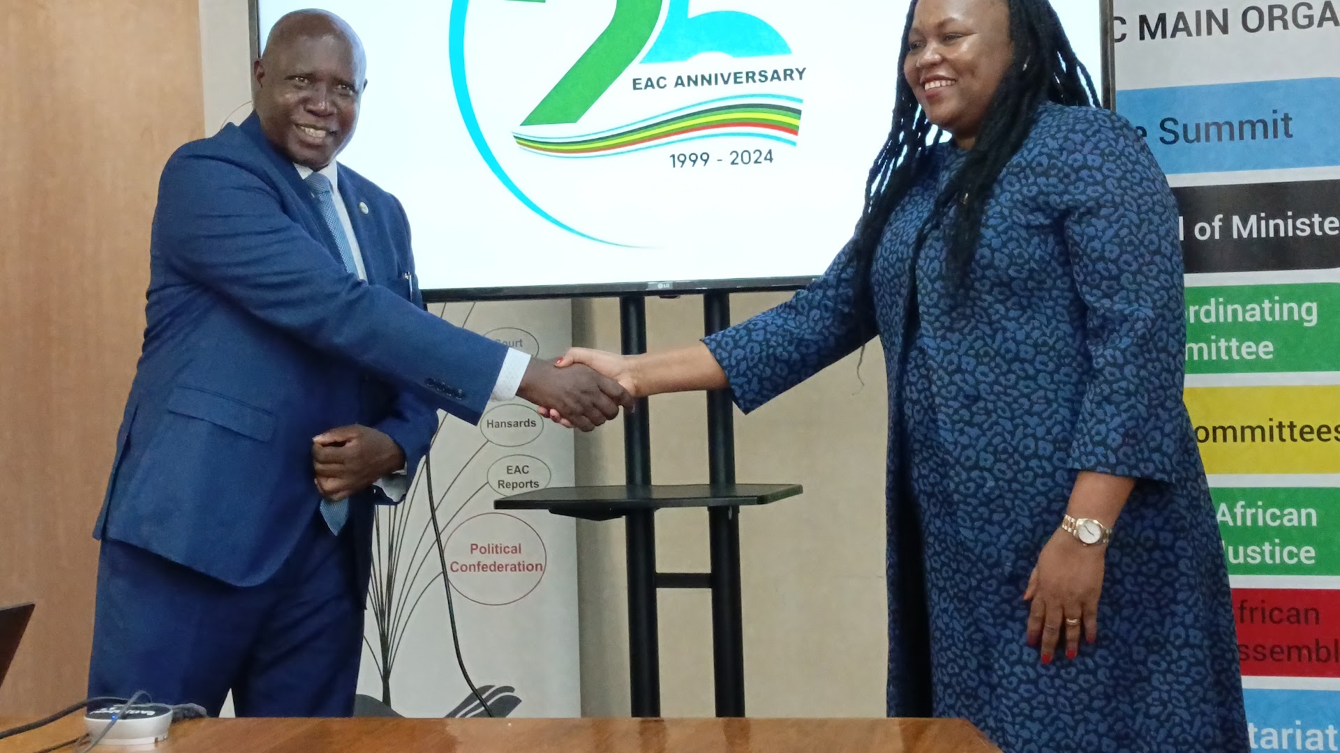 KATIBU EAC AZINDUA KITAMBULISHO CHA MAADHIMISHO YA MIAKA 25 YA JUMUIYA YA AFRIKA MASHARIKI 