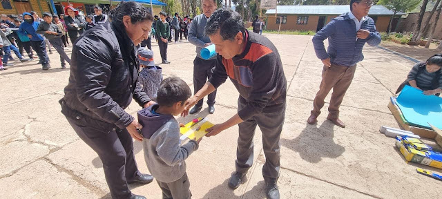 Heute Morgen haben die Schüler der Bildungseinheit von Taquiza - Bolivien die Schulmaterialien erhalten.