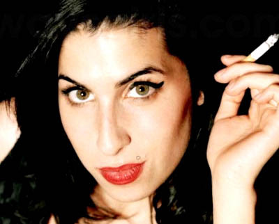 amy winehouse con un cigarro