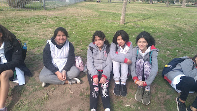 Foto 2: grupo de alumnas en el Parque posando para la foto.