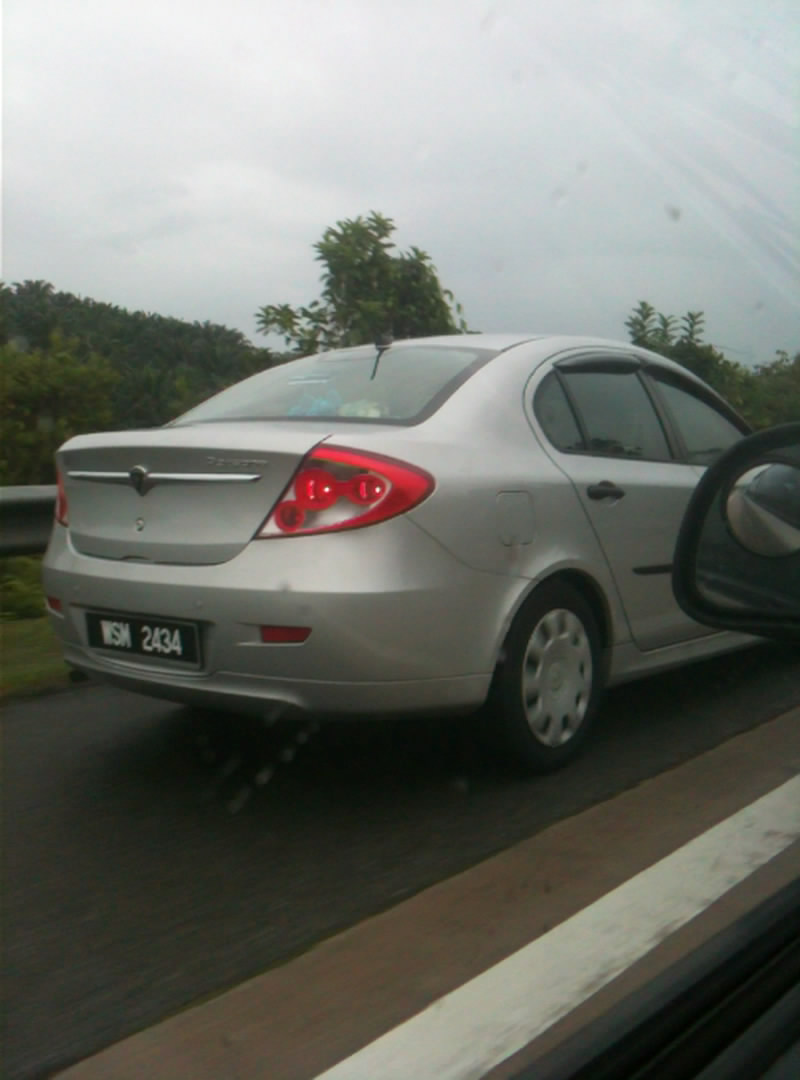 Stupid Malaysian Drivers: Overtaking On Emergency Lane 