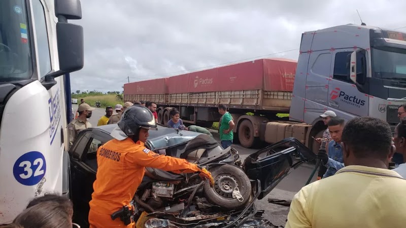 Colisão frontal entre carro de passeio e carreta deixa duas pessoas mortas na BR-135, no Maranhão