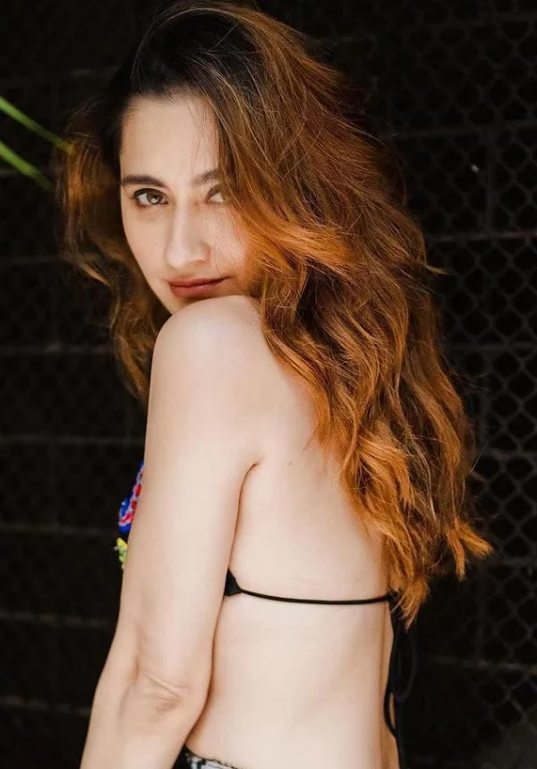 sanjeeda shaikh bikini top sexy back heeramandi actress