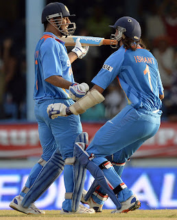 MS-Dhoni-Ishant-Sharma-Final-India-vs-Srilanka-Tri-Series-2013