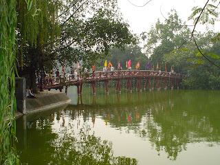 Puente lago Hoan Kiem, Hanoi, Vietnam