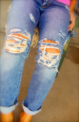 diy, diy distressed jeans, diy distressed denim, how to distress your jeans, jeans, fall fashion, style, do it yourself, at home distressed jeans, torn up jeans, holes in jeans, holes in pants, distressed pants