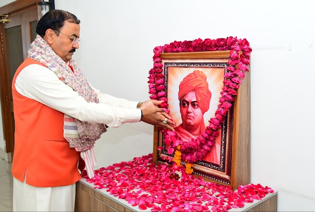 उप मुख्यमंत्री श्री केशव प्रसाद मौर्य ने स्वामी विवेकानंद के चित्र पर माल्यार्पण कर श्रद्धा सुमन अर्पित किए