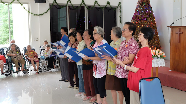 Persembahan Pujian oleh Oma, Panti Wreda Hana