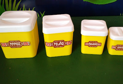 Anos 70, Brinquedo 4 Potes de mantimentos, provavelmente anos 70, amarelos com tampa branca, aparentemente marca Elka   R$ 35,00