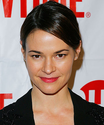 Actress Leisha Hailey got kicked off a flight for kissing her girlfriend