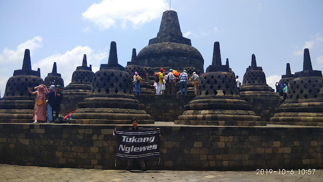 Nglewes nang Candi Borobudur Magelang - Jogja