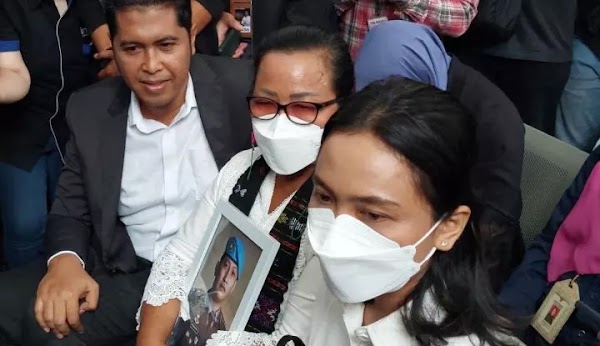 Lepas Kacamata Dilanjut Mengusap Mata, Ibunda Brigadir J Terus Menyorot Tajam Ferdy Sambo Saat Sidang Vonis