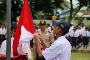 Jadi Pembina Upacara di SMPN 7 Mimika, ini Pesan Kanit Pendidikan Binmas Noken Polri