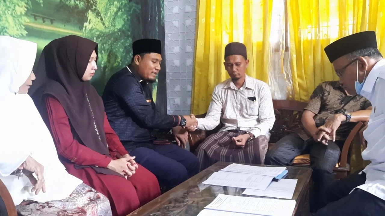 Di Depan PPAIW, Dua Orang Wakif Mengucapkan Ikrar Wakaf di KUA Lhoksukon