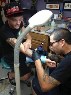 http://demasiadamoda.blogspot.com/2013/06/louis-tomlinson-se-hace-nuevo-tatuaje.html