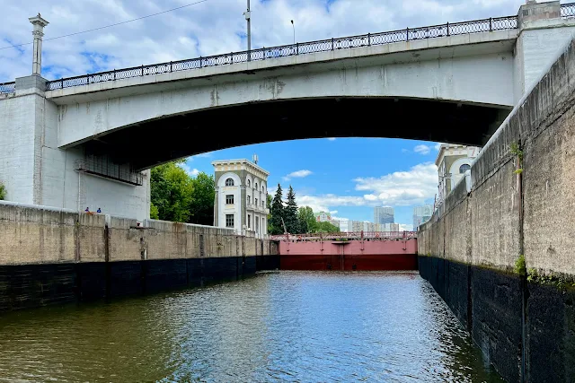 Москва-река, Карамышевское спрямление, шлюз № 9 канала имени Москвы, Карамышевский мост